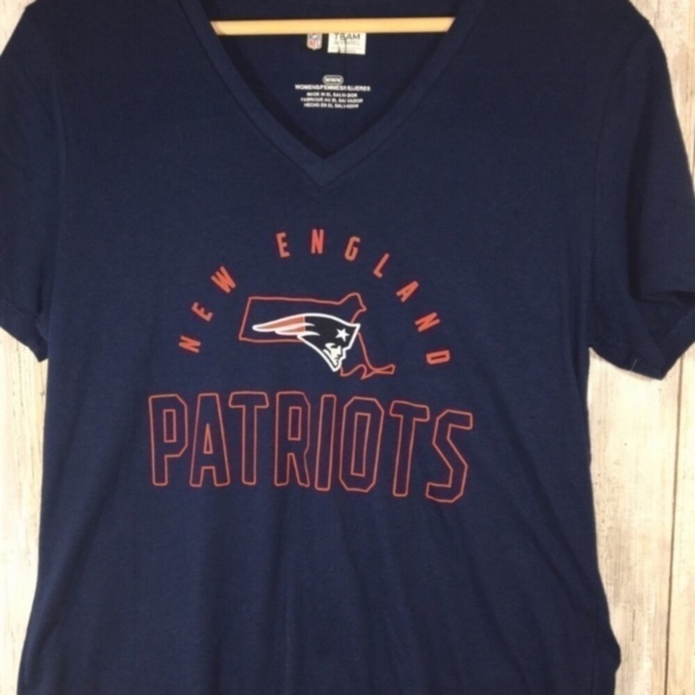 New England Patriots Women’s Small Graphic Tee NFL Blue Shirt - Picture 2 of 4